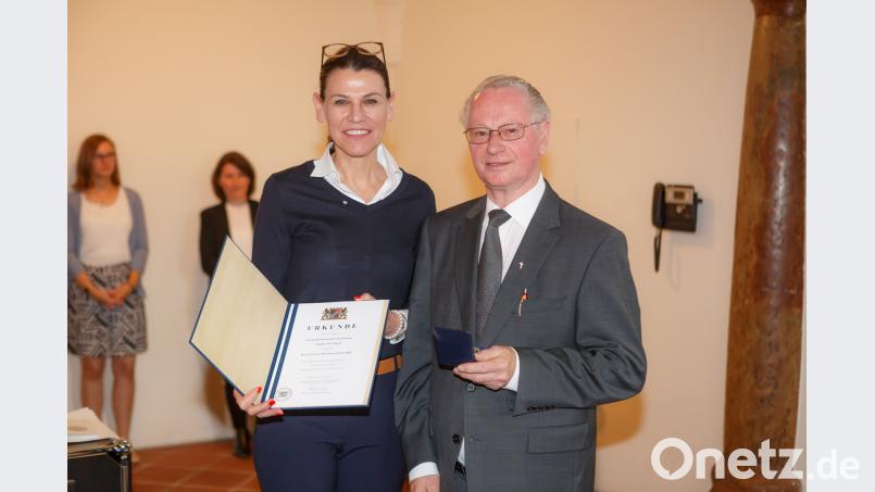 Ministerin Marion Kiechle überreichte Pfarrer Hermann Sturm die Denkmalschutzmedaille. Steffen Leiprecht facebook.com/SL.pictures.and.more