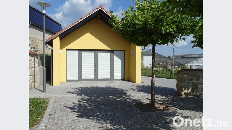 Das neue Leichenhaus am Wolfringer Friedhof, das seit Jahren den Gemeinderat beschäftigt. Satte 239000 Euro hat es kostet. "Da bauen sich andere ein Einfamilienanwesen", sagt ein Zuhörer verwundert, als das Plenum teilweise sehr erzürnt auf den Werdegang des Gebäudes blickt. hou