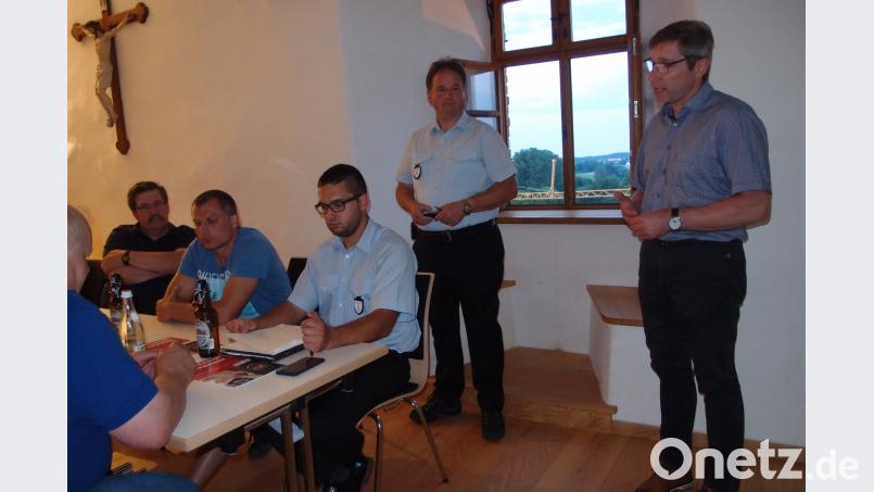 Kommandant Peter Hartinger (Zweiter von rechts) stellte die Bild-Präsentation vor. Bürgermeister Hermann Ach (rechts) freut sich über den Beschluss, ein zeitgemäßes Gerätehauses zu errichten. gi