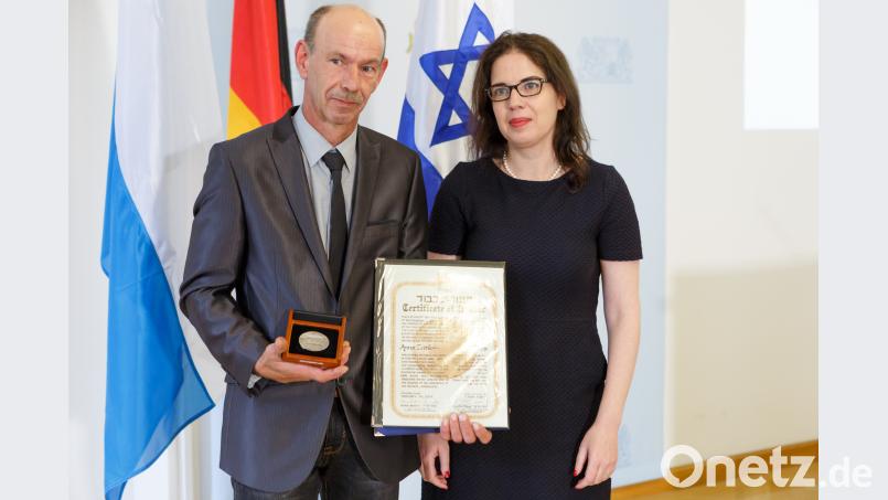 Die israelische Generalkonsulin Sandra Simovich überreichte am Donnerstag in München an Georg Zeitler, den Enkel der Geehrten Anna Zeitler, die Auszeichung. StMUK