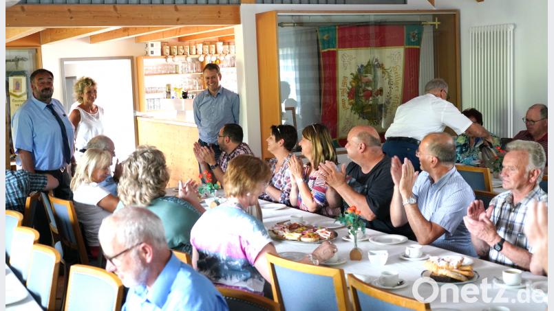 Der Albersriether Dorfsprecher Andreas Bodensteiner (stehend, hinten, rechts) freut sich über den Besuch der Teilnehmergemeinschaft. fvo