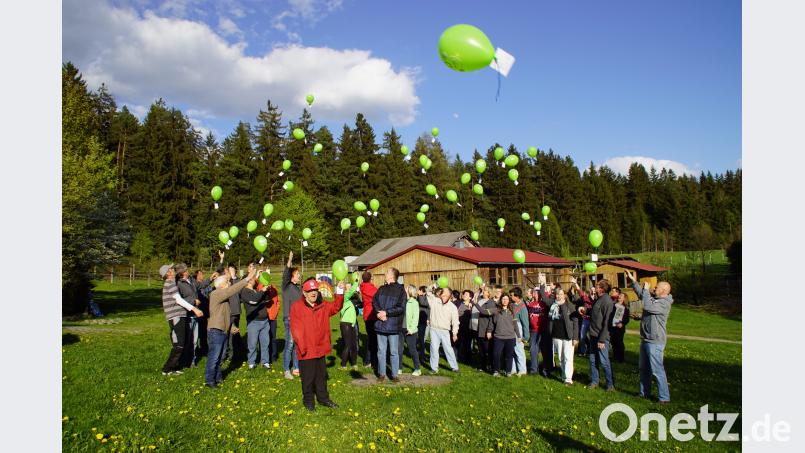 Anlässlich des Jubiläums schickten Personal und Bewohner von Frauenthal 50 grüne Luftballons in den Himmel. mmj