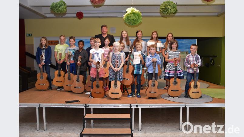 Die  Gitarrenklasse von Ctibor Süsser zeigte in der Grundschule ihr Können. exb