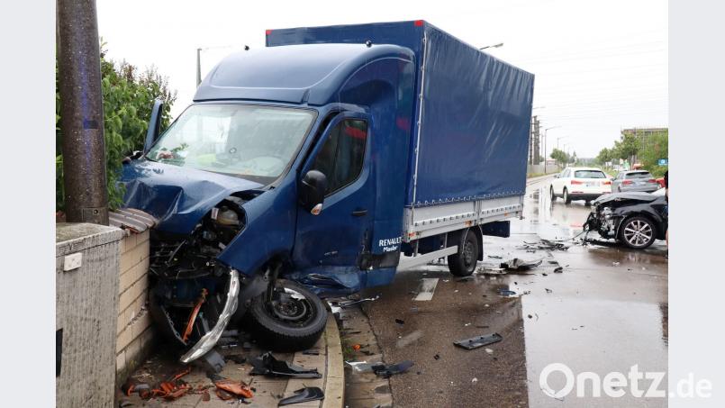 In Neumarkt ist ein Kleintransporter an die Gartenmauer eines Restaurants gefahren. Jürgen Masching