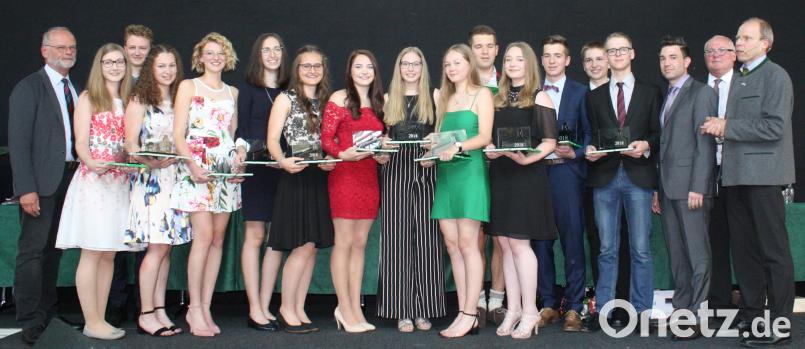 Schulleiter Ludwig Pfeiffer, Oberstufenkoordinator Stephan Sturm und Studiendirektor Ulrich Wohlgemuth (links) überreichten an die 14 Absolventen mit einem Notendurchschnitt von 1,0 bis 1,5 den OGO-Preis. Erster Bürgermeister Heinz Weigl belohnte die erfolgreichen Schulabgänger mit dem Bildband der Stadt Oberviechtach. Bild: lg lg