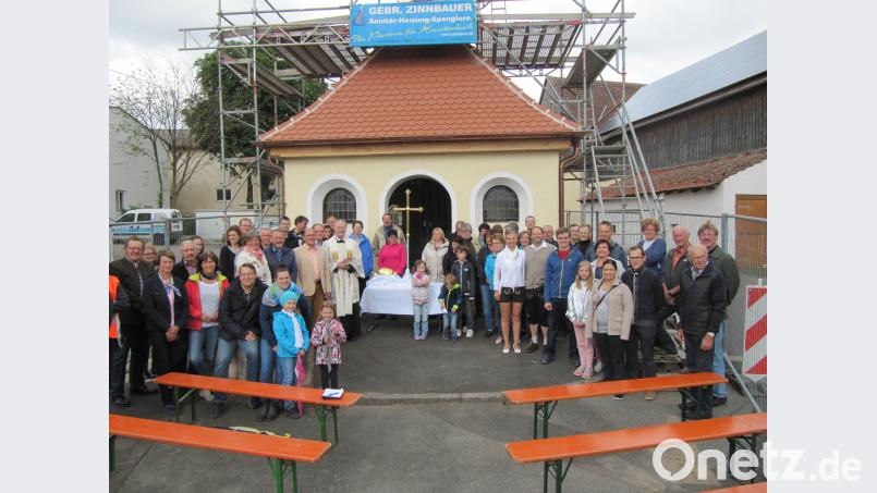 Die Steiningloher freuen sich zusammen mit einigen Hirschauer Stadträten, Ruhestandsgeistlicherm Eduard Feichtmeier, 2.Bürgermeister Josef Birner und Dorfsprecher Erich Stauber über die gelungene Renovierung des Kapellenkreuzes. fg