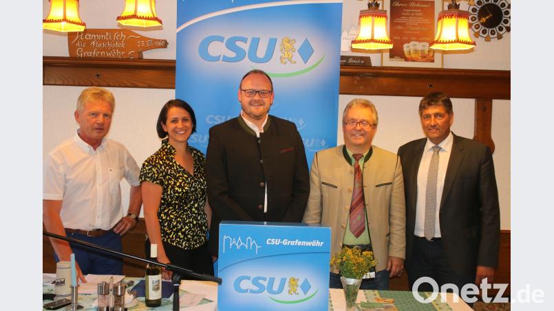CSU-Ortsvorsitzender Gerald Morgenstern kann beimJohanni-Dämmerschoppen Tanja Renner, Andreas Meier, Toni Dutz und Edgar Knobloch (von links) für ein Referat über aktuelle politische Themen gewinnen. sne