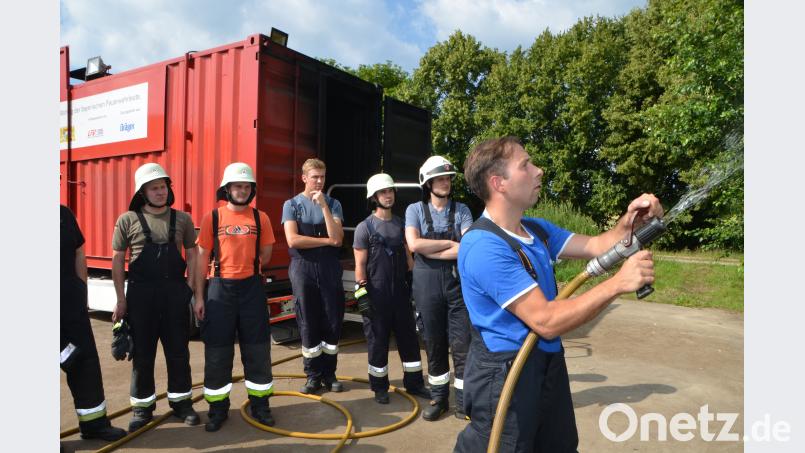Die Feuerwehrleute erleben im Brandcontainer des Landesfeuerwehrverbands wie sich ein Feuer blitzschnell entwickelt. Zuvor wird aber vom erfahrenen Ausbilder Dominik Mauer auch noch die richtige Spritztechnik vorgeführt. dob