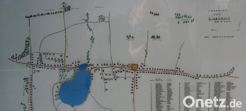 Der vom Heimatverein erstellte Lageplan von Eisendorf belegte die Existenz des Straßendorfes. Alle westlich ab dem Mühlweiher gelegenen Häuser wurden abgerissen. gz