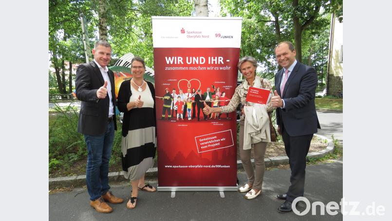 Daumeh hoch für eine gute Sache: KMS-Leiter Tobias Böhm, die Wienerin Gabriele Suppan-Stumpf, MUT-Vorsitzende Theodora Kupke und Hans-Jörg Schön, Mitglied des Sparkassen-Vorstandes (von links), feiern ihr erstes und erfolgreiches Crowdfunding-Projekt. ubb