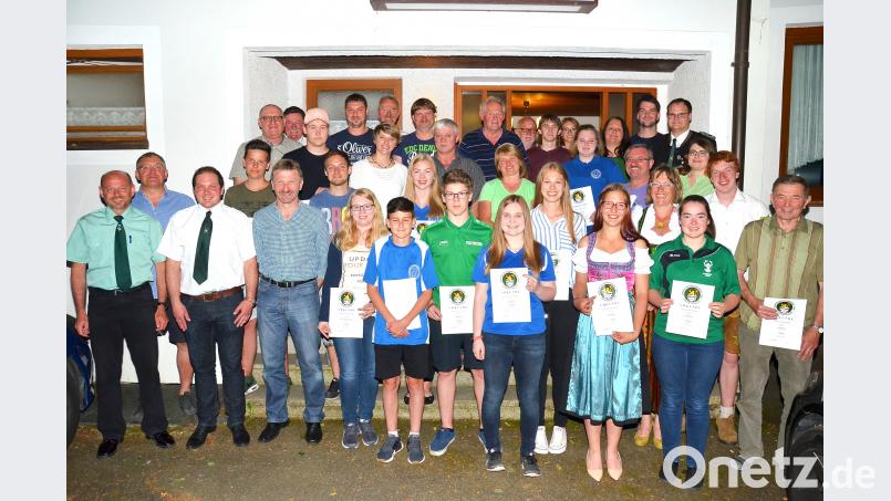 In vielen Disziplinen ermittelt der Sportschützengrenzgau Vohenstrauß neue Meister. Gauschützenmeister Stefan Brandmiller (letzte Reihe, rechts) überlässt die Siegerkür der Landes-Schützenkönigin Nicole Wittmann (rechts davor). fjo