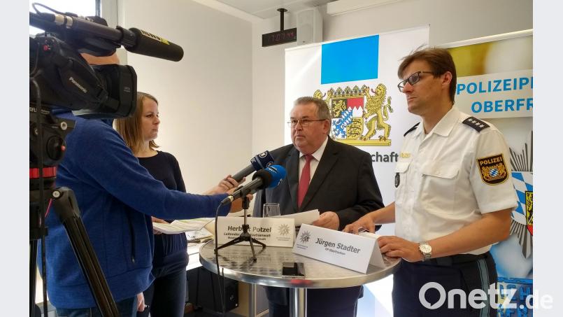 Herbert Potzel (rechts), Leitender Oberstaatsanwalt aus Bayreuth, und Jürgen Stadter, Polizeisprecher, halten in Bayreuth eine Pressekonferenz über die Ermittlungen im Fall der Tramperin Sophia Lösche. Kathrin Zeilmann/dpa