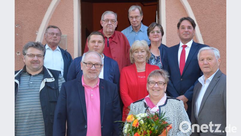 Aufsichtsrat und Vorstand der Baugenossenschaft Familienheim begrüßen mit Blumen Sabine Bergler aus neue Geschäftsführerin. Helmut Kunz