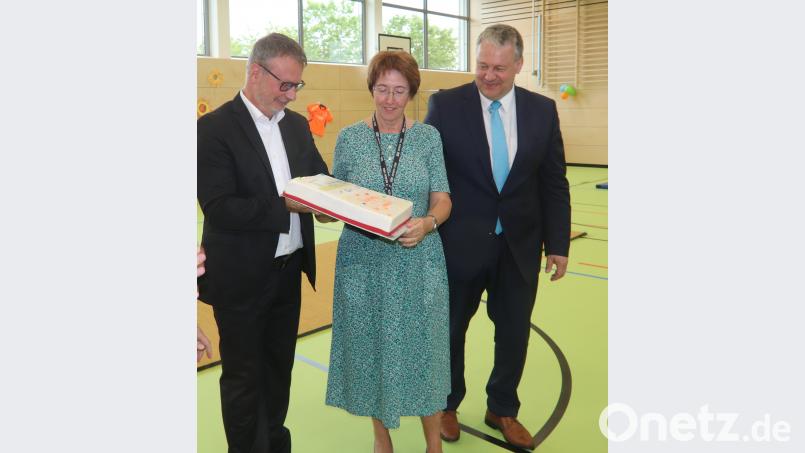 Statt des symbolischen Schlüssels übergab Architekt Alfred Popp (links) eine Torte an Schulleiterin Gisela Lehnerer und Landrat Richard Reisinger. Martin Franitza