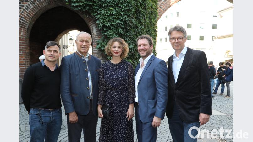 Regisseur Oliver Haffner, der frühere Schwandorfer Landrat Hans Schuierer, die Schauspieler Anna Maria Sturm und Johannes Zeiler sowie Produzent Ingo Fliess (von links) bei der Premiere in München. Gerhard Götz