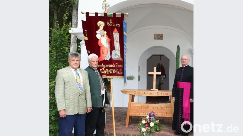 Als ein gelungenes Werk bezeichnen Monsignore Pfarrer Gerhard Hettler aus Passau und Fahnenträger Otto Wilka aus München den von Ortsbetreuer Josef Hoffmann mit Meisterhand gefertigten Altar. gz