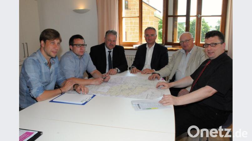 Über Straßenbauprojekte im Landkreis sprachen (von links) Martin Sichelstiel, Matthias Kolb (beide Tiefbauamt des Landkreises), Landrat Richard Reisinger, MdL Harald Schwartz, Henner Wasmuth und Stefan Noll (beide Staatliches Bauamt). Christine Hollederer