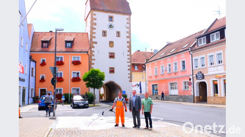 Bürgermeister Hans-Martin Schertl (Mitte) und Bauhofleiter Jochen Contny (rechts) besichtigen die Baustelle auf dem Marktplatz. zip