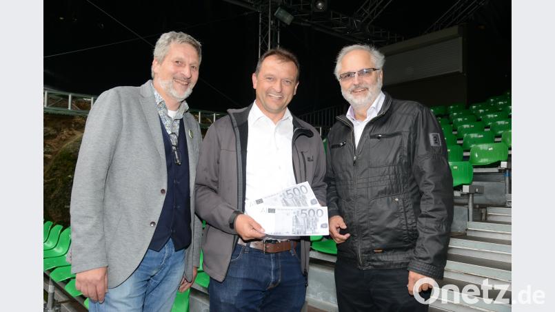 Leuchtenbergs Bürgermeister Anton Kappl (Mitte) überreicht symbolisch zwei überdimensionale 500 Euro-Scheine an Reinhard Kausler, Vorsitzender der Stadtbühne Vohenstrauß (rechts), als Beitrag zur Finanzierung der neuen Bühnenüberdachung. Wolfgang Meidenbauer, Geschäftsführer des Landestheater Oberpfalz (links) freut sich, dass die Zuschauer künftig wieder unabhängig von Wettereinflüssen die Aufführungen genießen können. bey