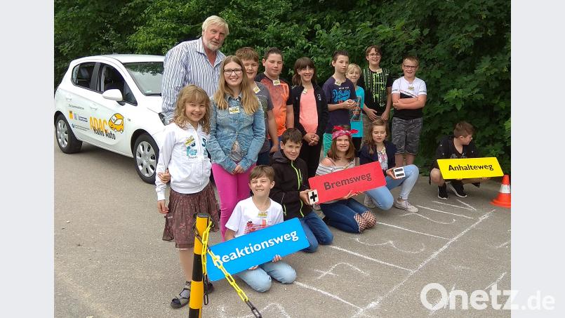 Schwarzenfelder Schüler setzten sich mit den vielfältigen Gefahren im motorisierten Verkehr auseinander. mab