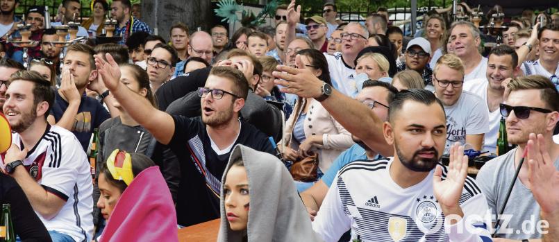 „Hör doch auf!“: Die Fußballfans im Amberger „Queen&#039;s Club“ können das deutsche WM-Aus nicht fassen. Den Wirten und Gastronomen geht es genauso. Viele haben eine Menge Geld in die Public-Viewings gesteckt. Hartl