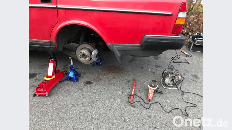 Der Volvo aufgebockt und ohne Feder hinten links. tow