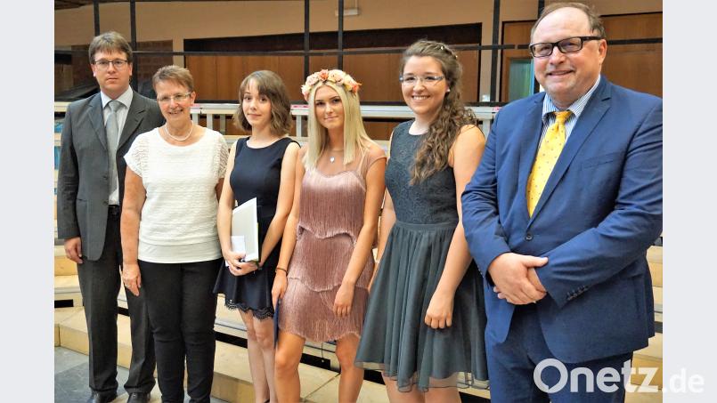 Drei Schülerinnen haben ihr Abitur mit erstklassigen Noten bestanden: Die Oberstufenkoordinatoren Peter Weyer und Margit Stark gratulieren  Marie Prucker zur 1,0, Anna Hübner zur 1,1 und Lena Schultes zur 1,0, ebenso Schulleiter Stefan Niedermeier (von links). fppp