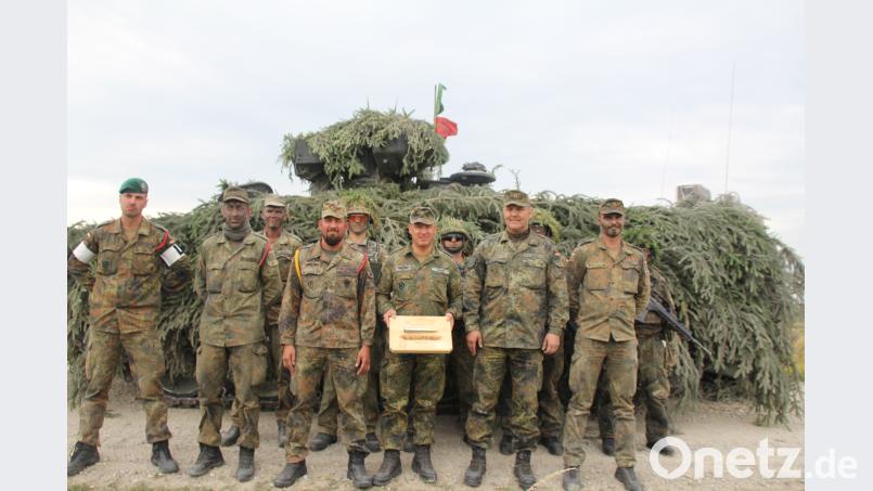 Die am„letzten Schuss Beteiligten stellen sich zusammen mit Bataillonskommandeur, Oberstleutnant Christoph Huber (mit dem Schild in der Hand ) auf zum Erinnerungsfoto an diesen historischen Tag. frd