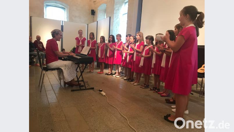 In einheitlichen Kleider präsentierte sich die  tschechische Chorgruppe mit Eva Markvartová. eib