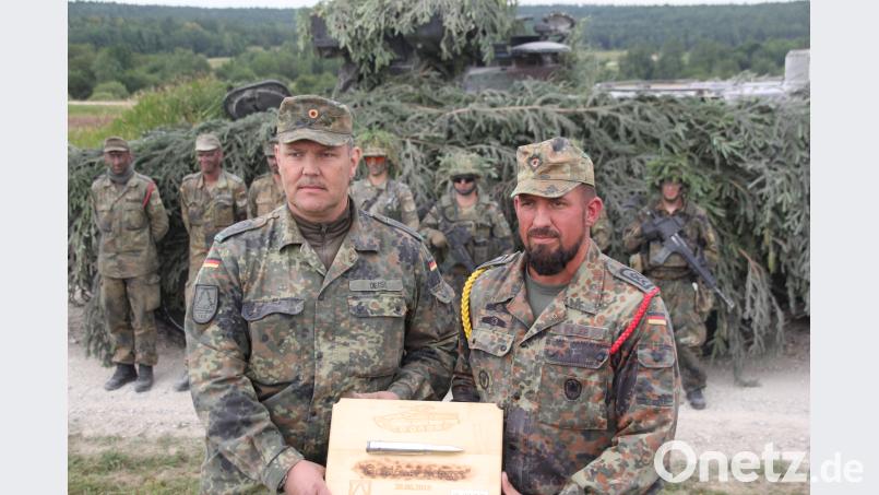 Diese beiden Soldaten (vorne von links), der S 3- Feldwebel des Bataillons, Oberstabsfeldwebel Sven Deiss und der „Spieß“ der zweiten Kompanie, Stabsfeldwebel Lars Piller, haben die letzten Schüsse mit der 20-Millimeter- Kanone des Schützenpanzers Marder (im Hintergrund) abgegeben und damit Bataillonsgeschichte geschrieben. frd