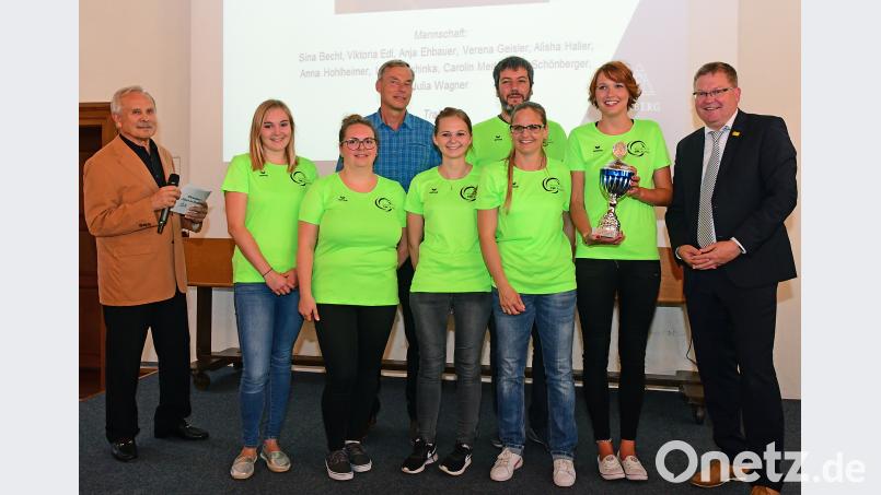 Erster Vorsitzender des Stadtverbands für Sport, Norbert Fischer (links), die Frauenmannschaft des DJK VC Amberg und OB Michael Cerny. Petra Hartl