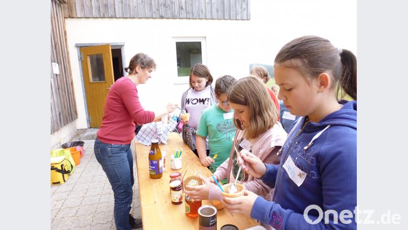 Kinder bei der Hof-Brotzeit. exb