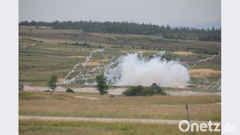 Im Schutz von abgefeuerten Nebeltöpfen weichen die Soldaten im Verzögerungsgefecht aus, um den „Feind aus neuen Stellungen zu bekämpfen". frd