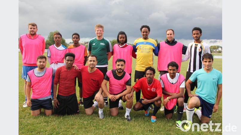 Ein Teil der neuen Akteure beim FSV Tirschenreuth. Spielertrainer Tobias Stilp (hinten von links), Getachew, Gebrezbabiwer, Ralf Pöllmann (SG Großkonreuth), Zeray, Omer, Josef Baulovic, Yemaine sowie (vorne von links) Said, Merawi, Kareem, Farik, Teklamariam, Debesay und Abbas. Rosner, Konrad