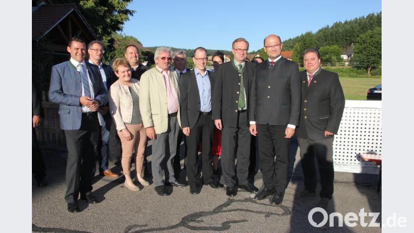 Seit März ist Albert Füracker (Zweiter von rechts) Finanz- und Heimatminister im Kabinett Söder. Zu seinem Wahlkampfauftritt kamen nicht nur die gastgebenden CSU-Vertreter aus Schwarzach und dem Kreisvorstand um Alexander Flierl (Dritter von rechts), sondern auch viele aus dem ganzen Landkreis Schwandorf. Altmann