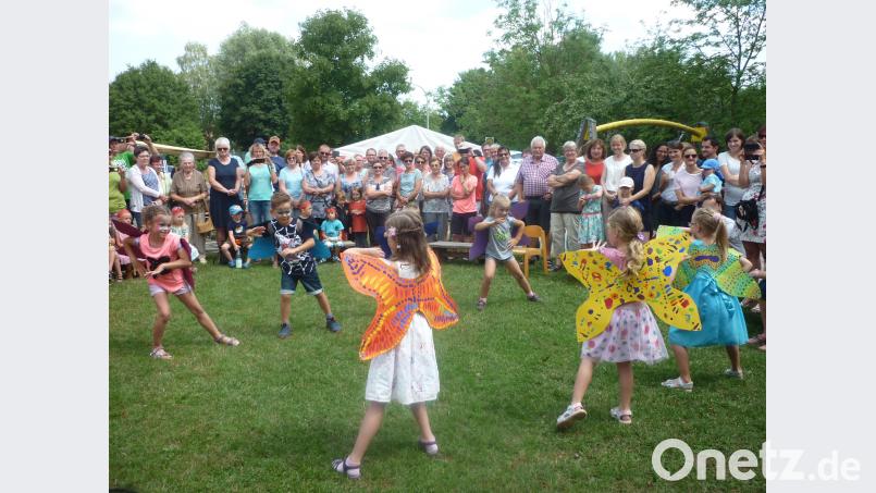 Vor vielen Gästen führten die Vorschulkinder den Tanz der Schmetterlinge auf ibj