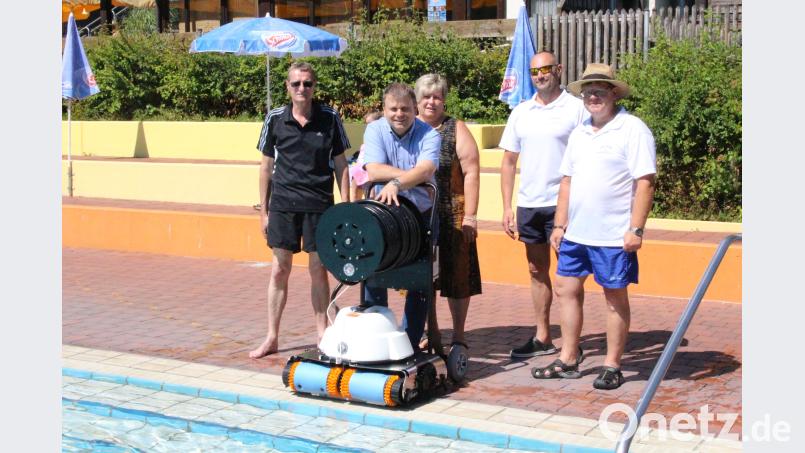 Der Förderverein übergibt den neuen Beckensauger fürs Freibad (von links): Josef Hartmann, Bürgermeister Karlheinz Budnik, Aurelia Zimmermann, Horst Lindner und Peter Faget. Lowak