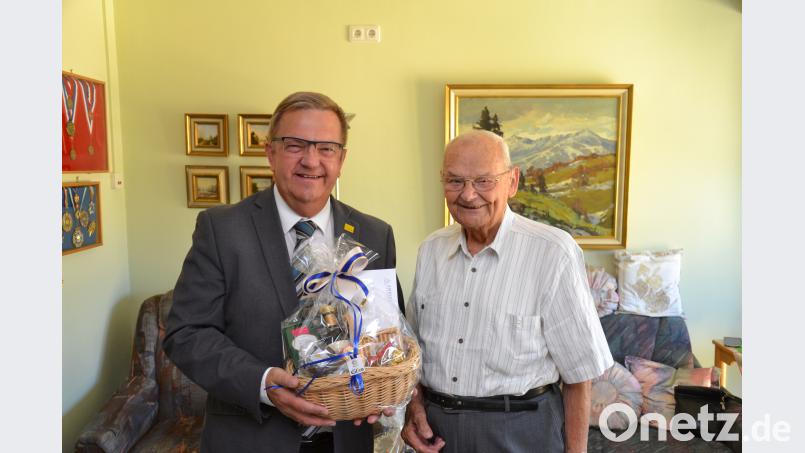Bürgermeister Martin Preuß überreicht Jubilar Manfred Strunz einen Geschenkkorb. wpt