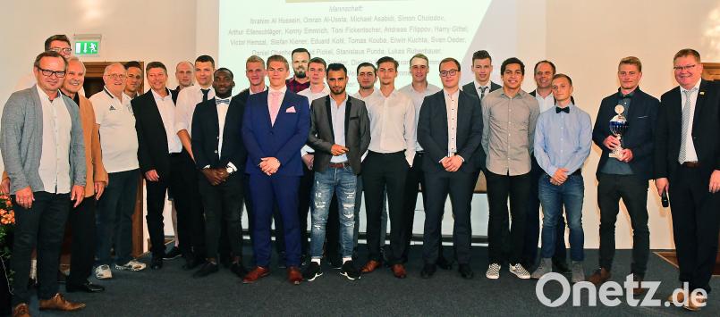 Die erste Fußballmannschaft des FSV Gärbershof mit OB Michael Cerny (links). Petra Hartl