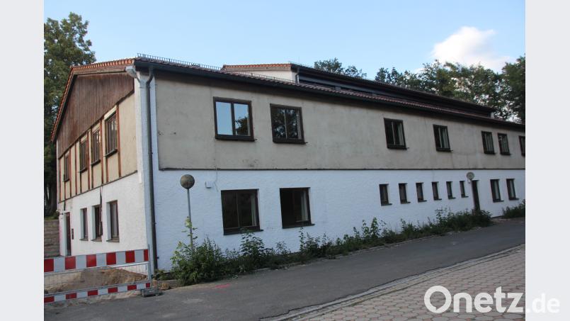 Die Fenster, Türen, Tore werden im Rahmen der Energetischen Sanierung ausgewechselt. Der Auftrag dazu ist an die Firma Lindner Fensterbau, Oberviechtach mit einer Angebotssumme von 128.246,30 Euro brutto erteilt worden. frd