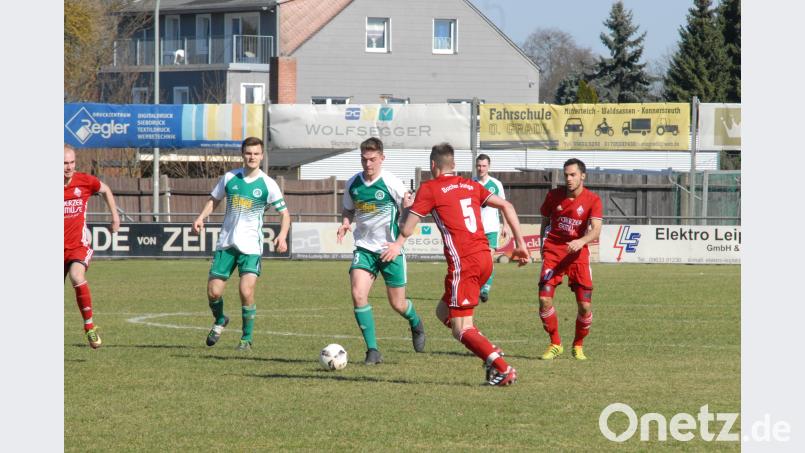 Mitterteichs Simon Hecht (Zweiter von links, Szene aus dem Spiel gegen den TSV Buch) hatte die große Chance zur Führung auf dem Fuß, doch der junge Offensivmann scheiterte frei vor dem Lichtenfelser Keeper. Im zweiten Durchgang verursachte Mauricio Göhlert (links) einen Strafstoß, der den SV auf die Verliererstraße brachte. Gebert, Rudolf