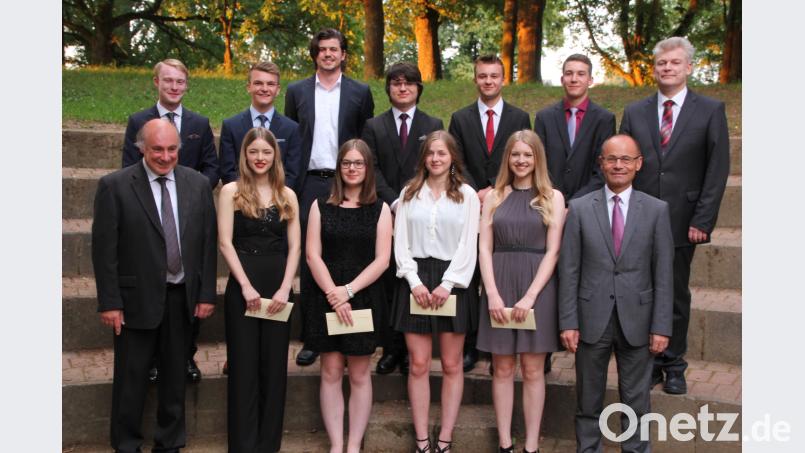 Di besten Abiturienten. Vorne von links Schulleiter Georg Hecht, Melanie Tietze, Maria Hecht, Laura Gradl, Anna Heinrich und stellvertretender Landrat Dr. Alfred Scheidler. Hintere Reihe von links, Felix Dietrich, Niklas Enslein, Felix Möhrlein, Jacob Oberndorfer, Andrian Hille, Lukas Lehner und Oberstufenkoordinator Matthias Weiser kro