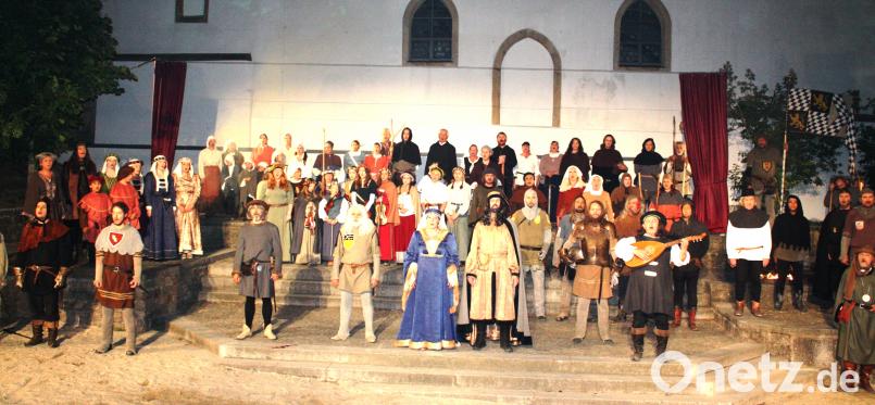 An der Dürnitz, dem Neunburger Schloss, mit Pfalzgraf Johann (Michael Hellmuth) und der Pfalzgräfin Beatrix (Silke Biegerl) konzentriert sich das Geschehen um die hussitische Abwehr durch Ritter, Bürger und Bauern. Georg Lang