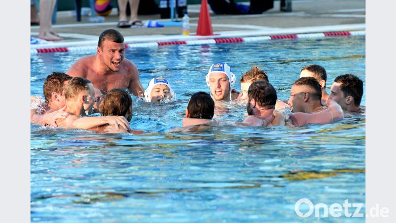 Der Jubelkreis funktioniert auch im Wasser: Der SV Weiden kehrt in die Wasserball-Bundesliga zurück. Büttner