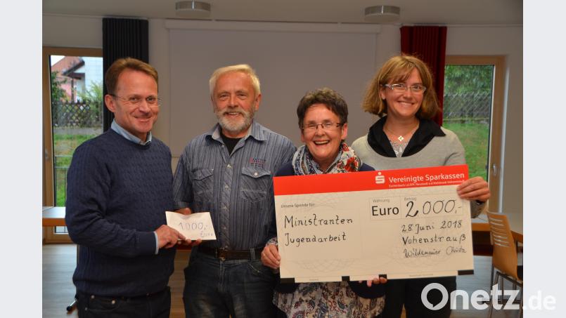 1000 Euro übergibt Helmut Wildenauer (Zweiter von links) anlässlich seines runden Geburtstags und 2000 Euro Ehefrau Christa (Zweite von rechts) aus dem Flohmarktverkauf für die Ministranten- und Jugendarbeit in der Pfarrgemeinde an Dekan Alexander Hösl (links) und Gemeindereferentin Christine Hecht (rechts). dob