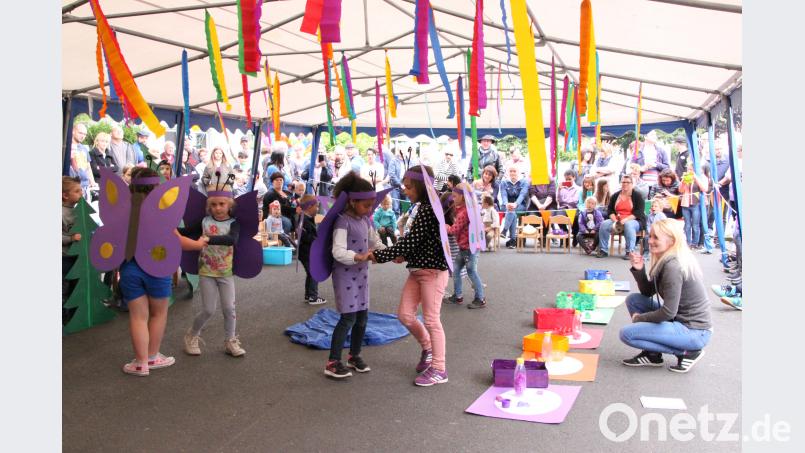 Die Schmetterlinge tanzten ganz in violett um den kleinen See. DEN, Autor [DEN] (<a href=