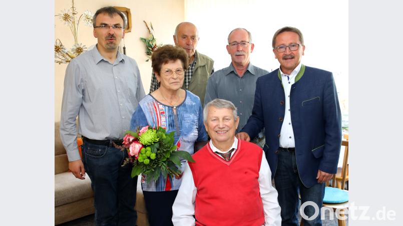 Seinen 80. Geburtstag kann Hans Schäffler (sitzend) feiern. Mit auf dem Bild (von links) Pfarrer Martin Besold, Ehefrau Maria, Karl Hauser und Anton Hauer von der Siedlergemeinschaft sowie Bürgermeister Hans Donko. njn