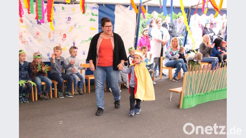 Der Farbenkönig zauberte nach und nach alle Farben herbei. DEN, Autor [DEN] (<a href=