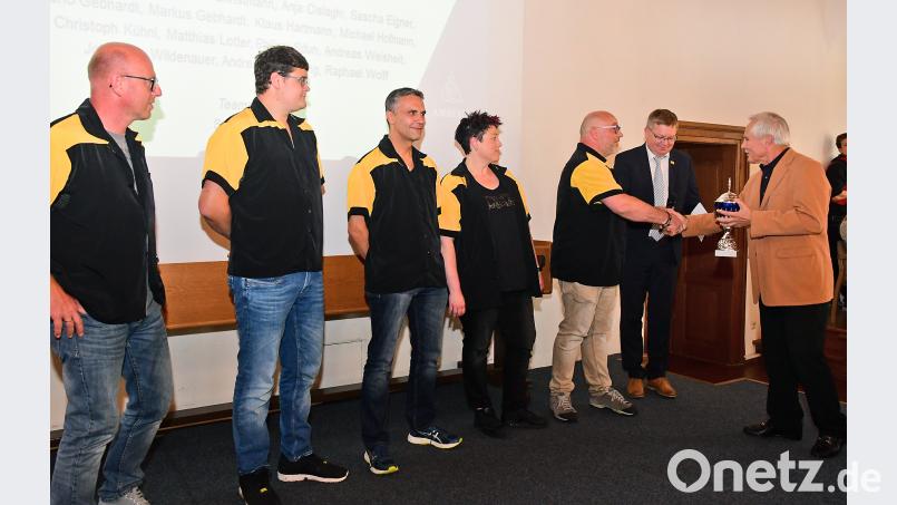 Stefan Schmidt, Teamcaptain der dritten Dart-Mannschaft des ersten Steel-Dart-Vereins nimmt den Pokal von Norbert Fischer entgegen. Petra Hartl