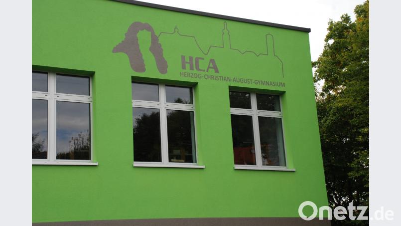 Die meisten der Abiturienten werden sich sicher gerne an die gemeinsame Zeit am HCA-Gymnasium erinnern. Bei der Zeugnisvergabe steht  vor allem die Freude über die gezeigten Leistungen im Vordergrund. oy